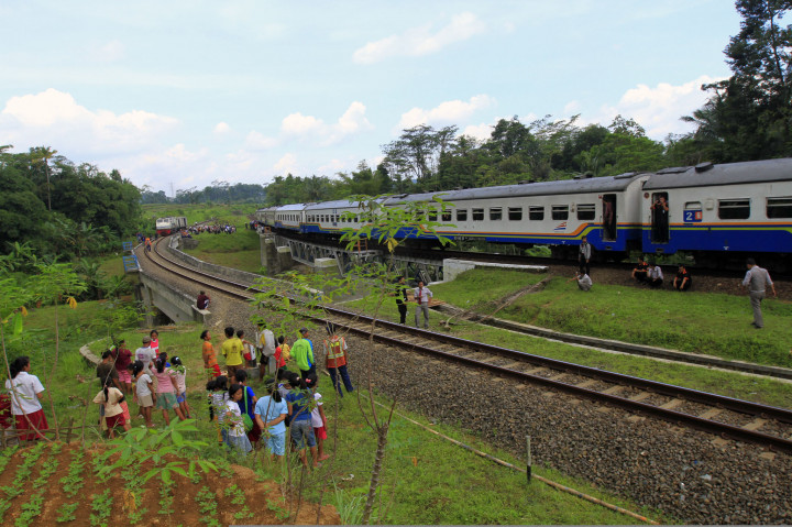 KA Probowangi Anjlok di Surabaya