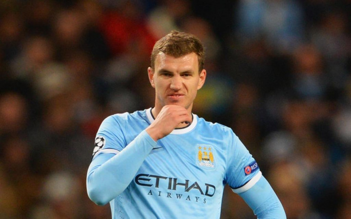 Tak Dimainkan Kontra Barcelona, Dzeko Bersikap Aneh di Bangku Cadangan