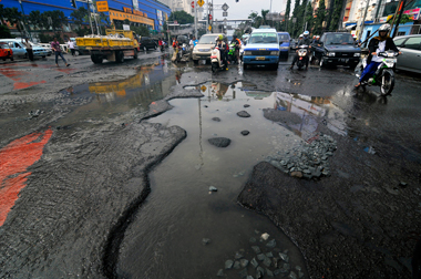 Jalan Berlubang di Sumedang, Kerap Celakai Pengendara
