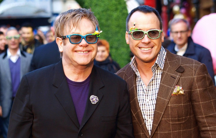 <i>Ups!</i> Elton John Ketahuan Belanja Produk Dolce & Gabbana