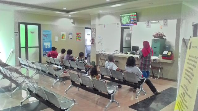 Sejumlah pasien menunggu antrean diperiksa di Puskesmas Pademangan, Kamis (19/3/2015).MTVN/Damar Iradat