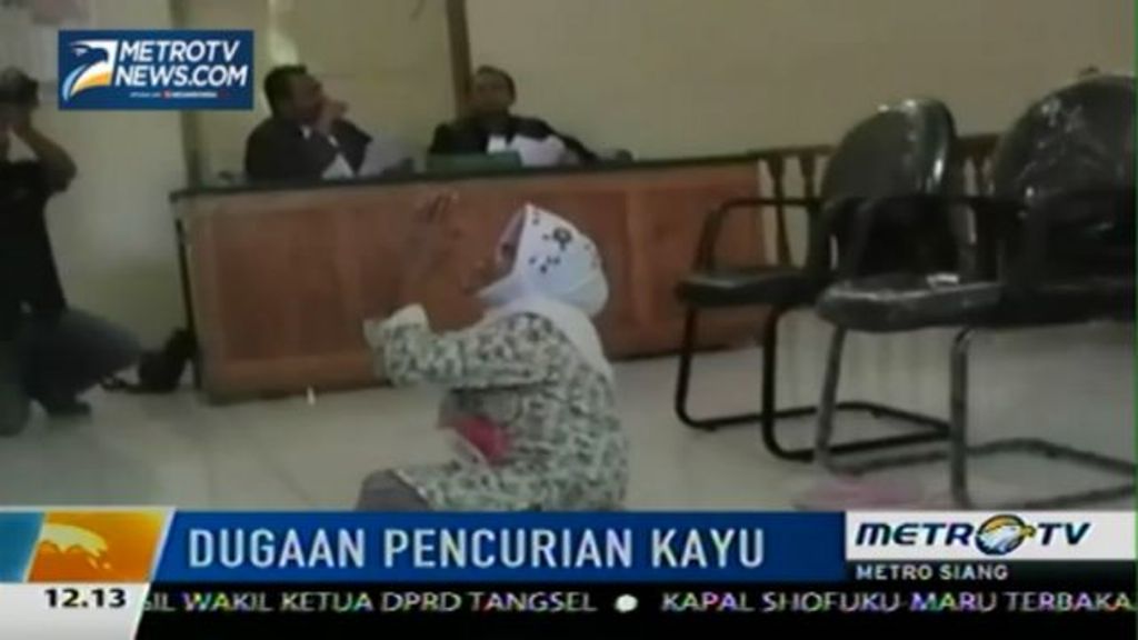 Nenek Asyani dalam persidangan.