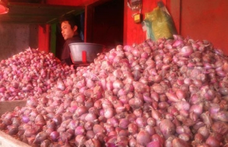 Bawang Merah di Pasar Dampit Malang Langka