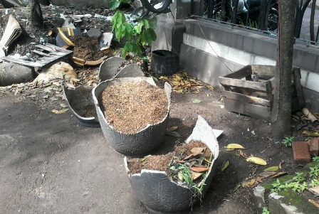 Pot-Pot di Astana Anyar Bandung Pecah secara Misterius