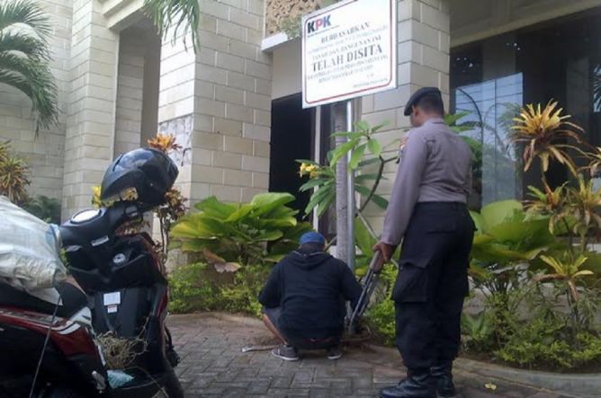 Plang Sita KPK Terpampang di Rumah Istri Muda Fuad Amin