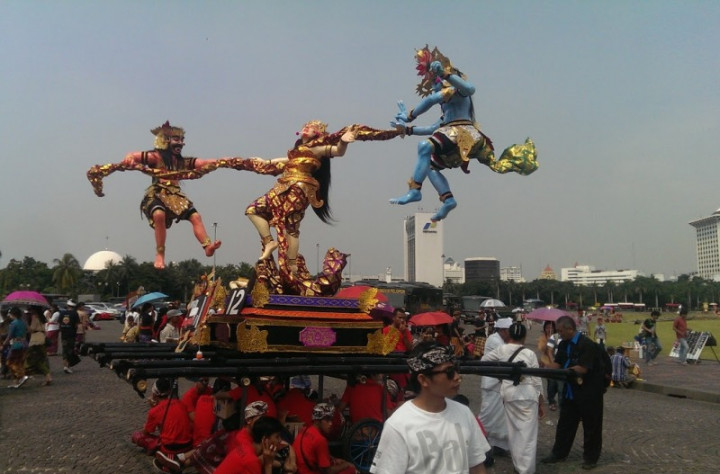 Jelang Nyepi, Belasan Ogoh-ogoh Diarak di Monas