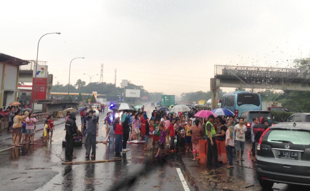 Unjuk rasa di Tol Jagorawi. (Foto: Twitter/TMCPoldaMetroJaya)