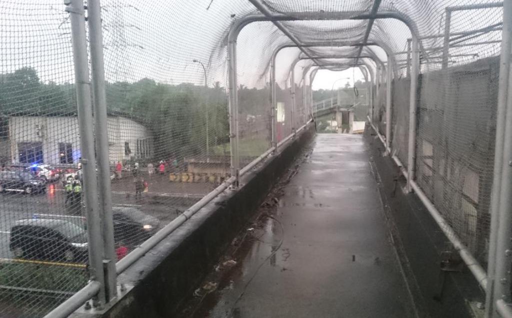 Jembatan rusak di Tol Jagorawi. (Foto: Twitter/TMCPolda)