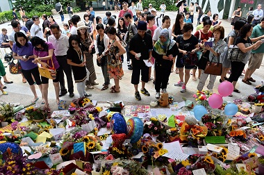 Ribuan Bunga dan Dukungan untuk Mantan PM Singapura