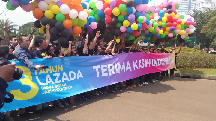 Ulang Tahun Ke-3, Lazada Terbangkan Balon Berisi Voucher Belanja