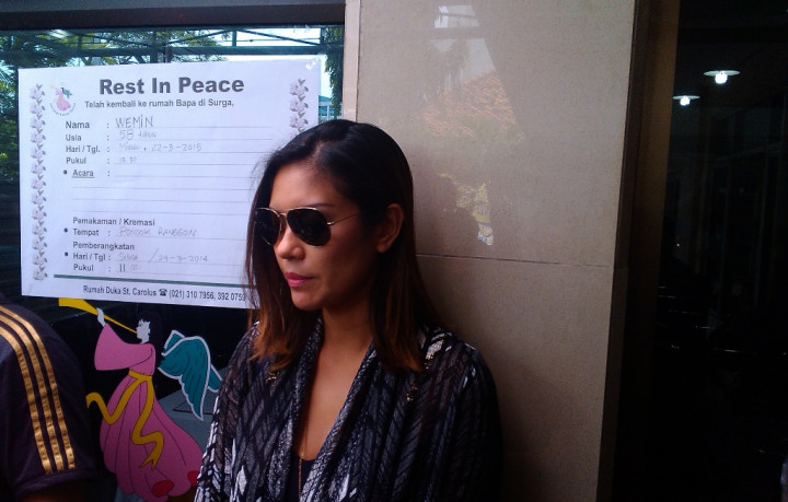 Aline Adita Berduka atas Wafatnya Mantan Mertua, Frans Tumbuan