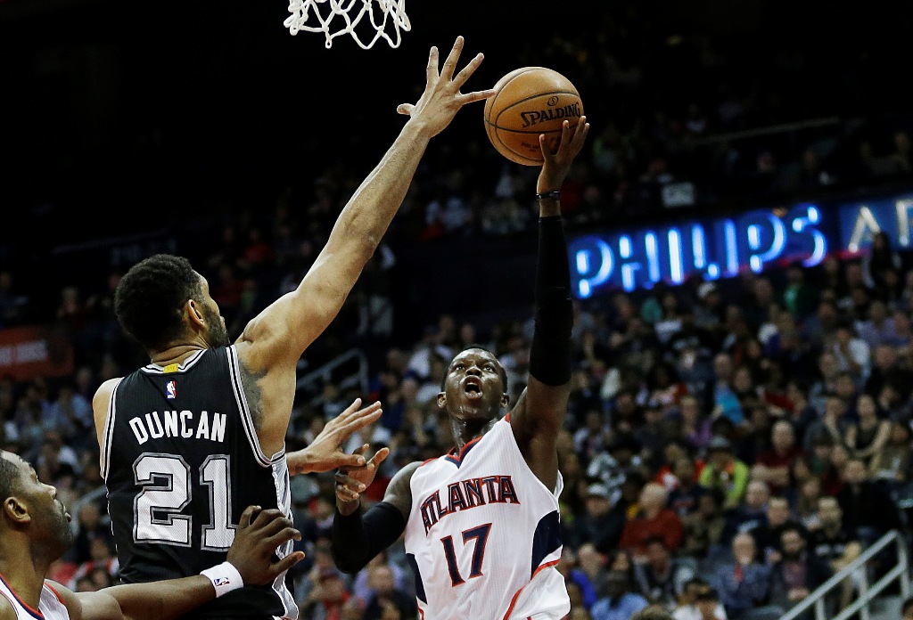 Aksi Tim Duncan (kiri) saat coba menggagalkan peluang pemain Atlanta Hawks Dennis Schroder (Foto: AP Photo/David Goldman)