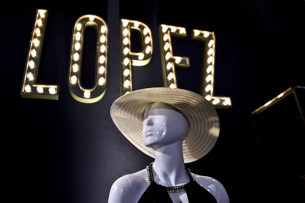 Jennifer Lopez Luncurkan Pakaian dan Aksesoris Terbaru