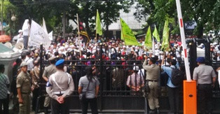 Dukung Angket, Ratusan Demonstran Doakan Ahok Lengser 