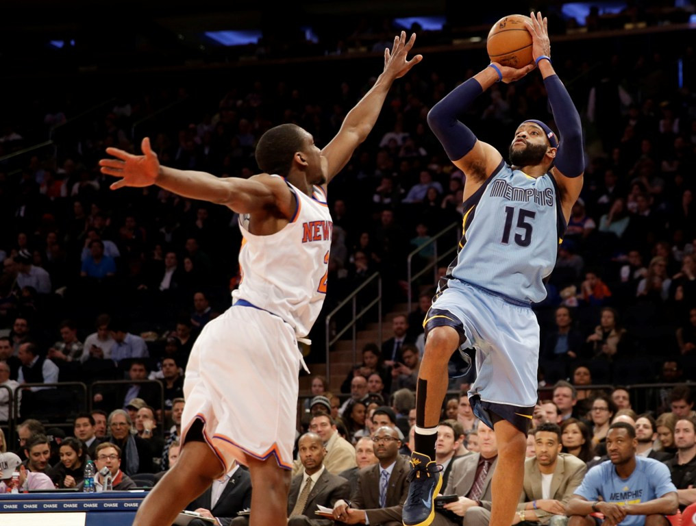 Pemain Memphis Grizzlies Vince Carter saat coba memasukkan bola meski dihadang pemain Knicks (Foto: AP Photo/Seth Wenig)
