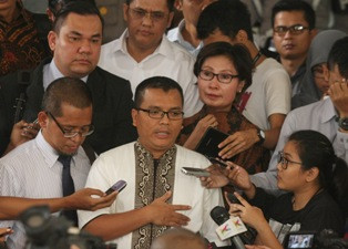 Jadi Tersangka, Denny Indrayana Minta Bantuan Publik   