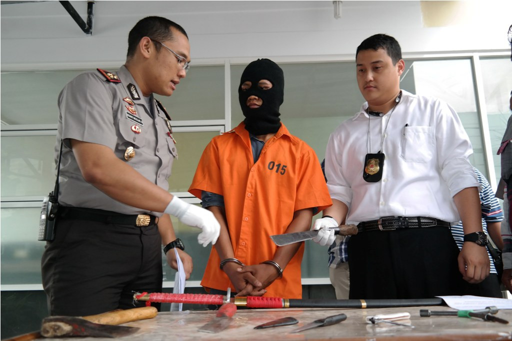 Kapolsek Medan Baru Kompol Ronny Nicolas (kiri) meminta keterangan pelaku begal di Mapolsek Medan Baru, Sumatera Utara, Kamis (19/3). Foto: Antara/Irsan Mulyadi