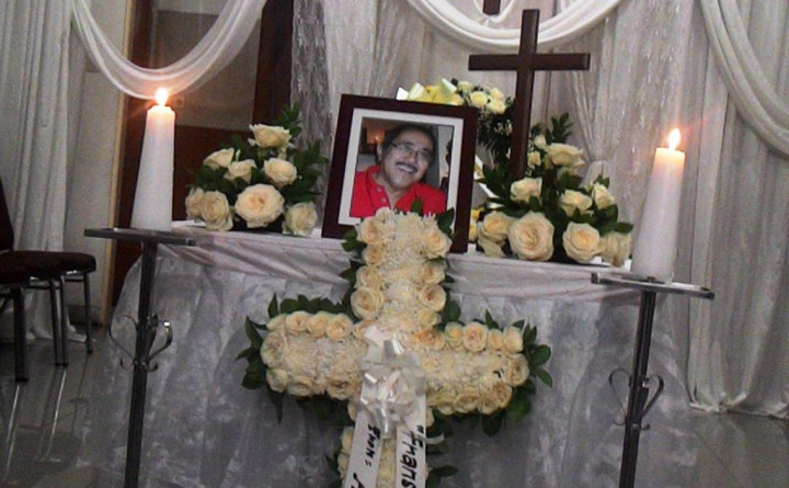 Gerimis Iringi Pemakaman Frans Tumbuan 