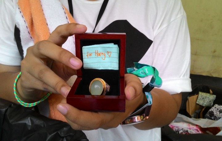 One Direction Diberi Kado Batu Akik hingga Al-Quran