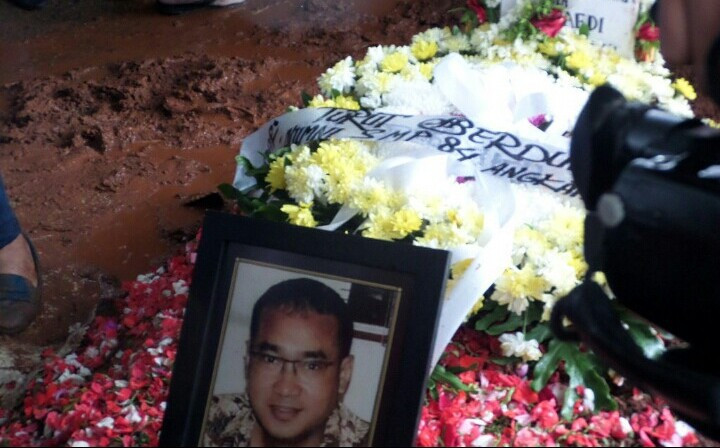 Yanni Libels Dimakamkan, Istri Histeris & Pingsan