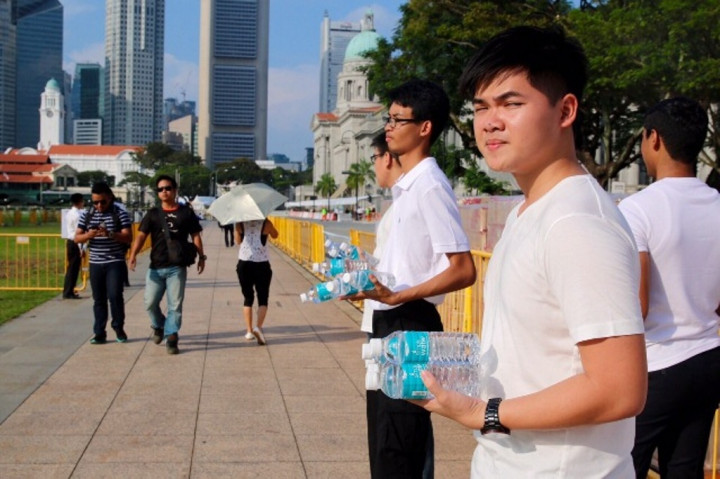 Air Disediakan untuk Warga Antre Lihat Jasad Lee Kuan Yew