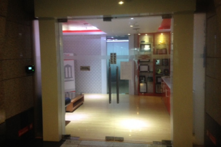 Denny Tersangka, Kantor Vendor <i>Payment Gateway</i> Tertutup 