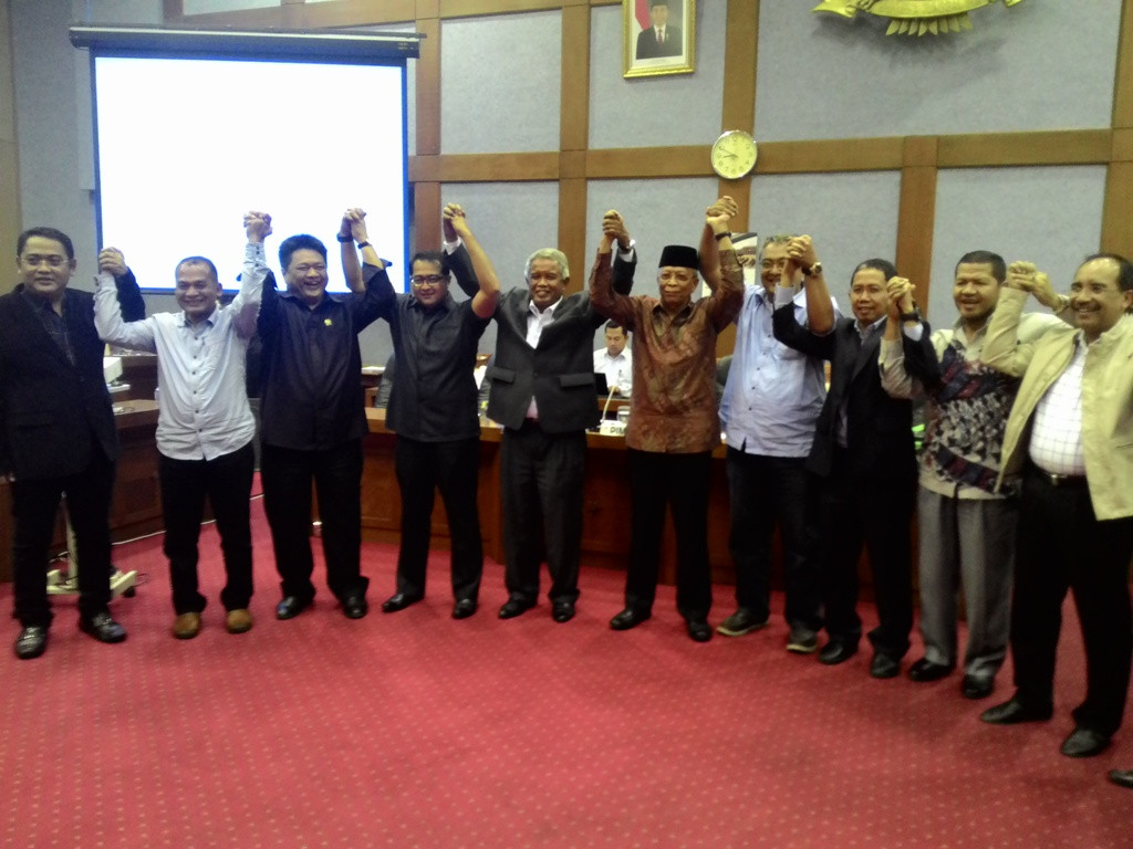 Badan Olahraga Profesional Indonesia (BOPI), Persatuan Sepak Bola Seluruh Indonesia (PSSI), dan PT. Liga Indonesia akhirnya bergandengan tangan demi terlaksananya LSI 2015.  (Foto: Metrotvnews.com/Kautsar Halim)