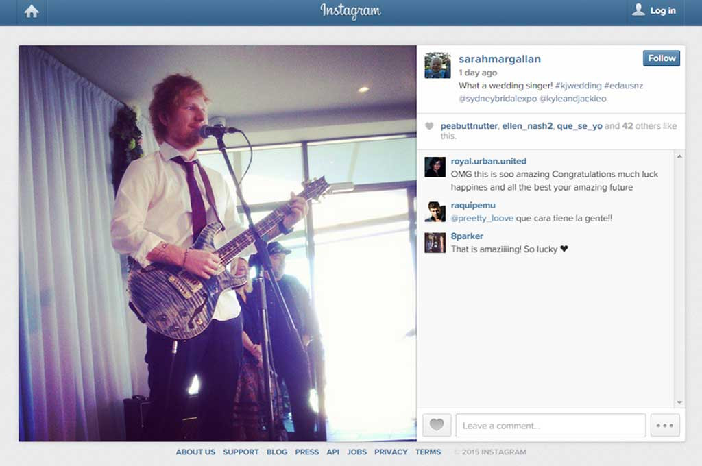 Ed Sheeran saat tampil di acara pernikahan