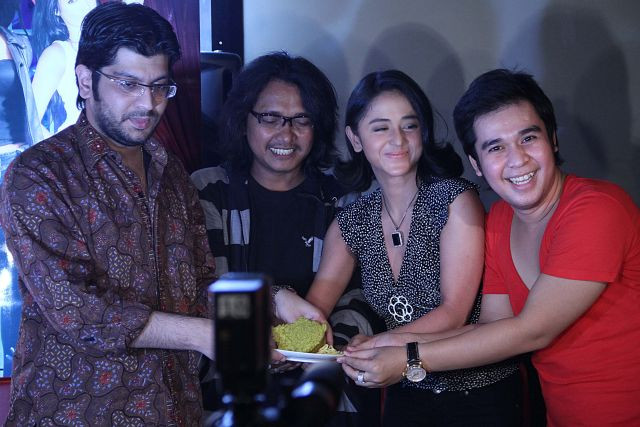 Dewi Persik (2 kanan), Olga Syahputra (kanan), KK Dheraj (kiri) dan Yoyok Dumprink saat jumpa pers film horor Pacar Hantu Perawan.ANT/Teresia May