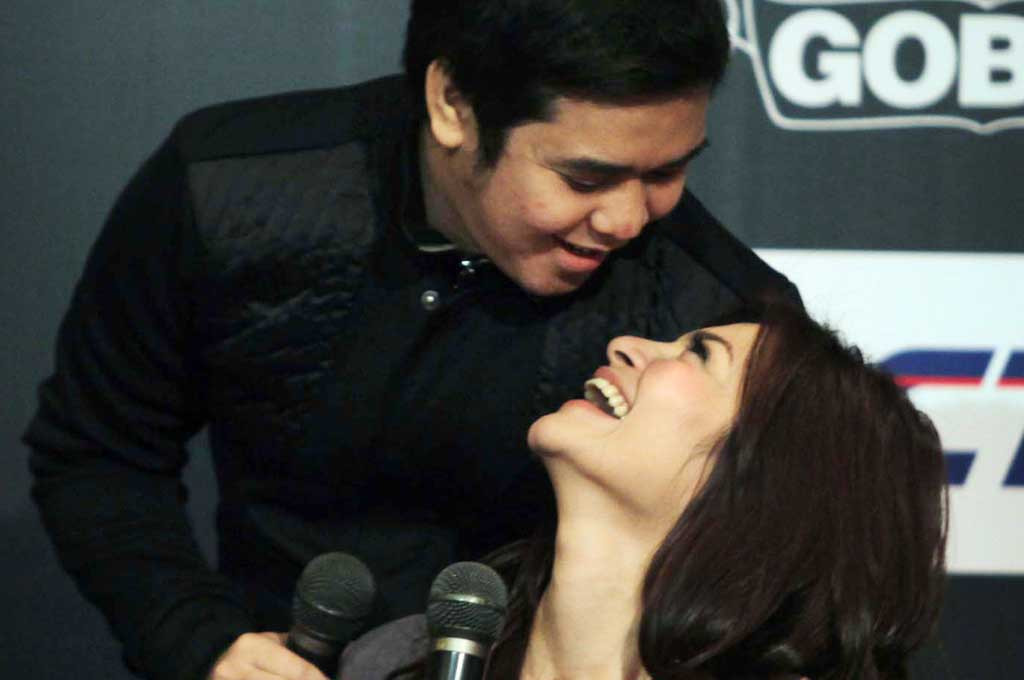 Olga bergurau dengan Luna Maya (Foto: Media Indonesia)
