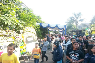 Warga dan Keluarga Bersiap Menunggu Jenazah Olga Syahputra