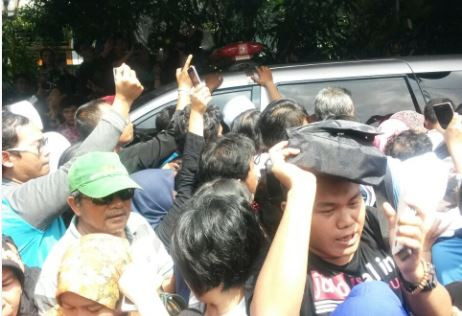 Kedatangan Jenazah Olga Syahputra Disambut Ricuh Olgalovers 