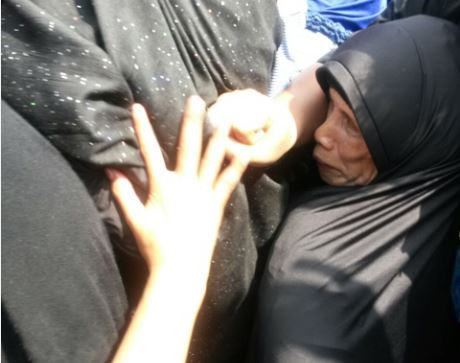 Nenek-nenek Terjepit Saat Jenazah Olga Tiba di Rumah Duka