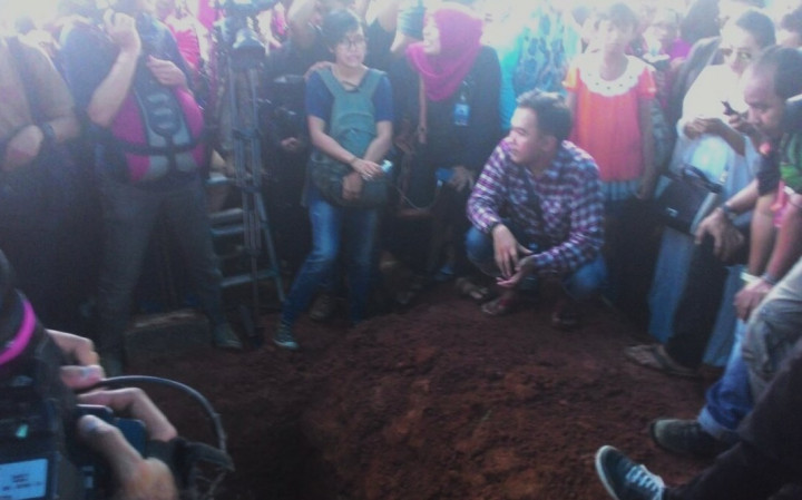 Suasana Rusuh Warnai Prosesi Pemakaman Olga 