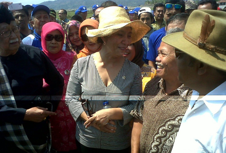 Pulang Kampung, Menteri Susi Pungut Sampah di Pantai Pangandaran