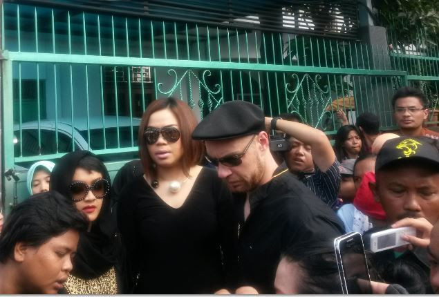 Julia Perez Kehilangan HP dan Sandal di Lokasi Pemakaman Olga Syahputra