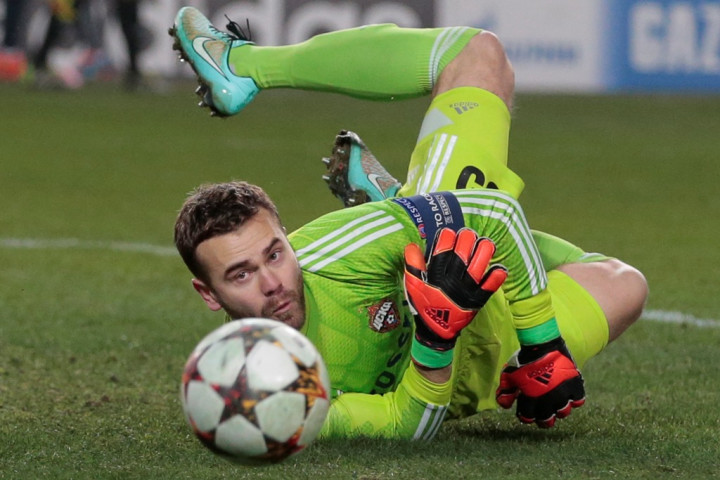 Kiper Rusia Ucapkan Terima Kasih setelah Disambit <i>Flare</i> 