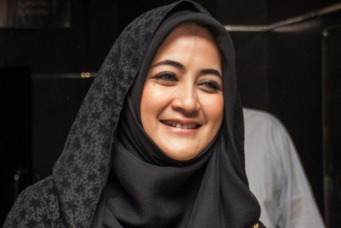 Makam Olga Dipadati Pelayat, Pipik Teringat Mendiang Uje 