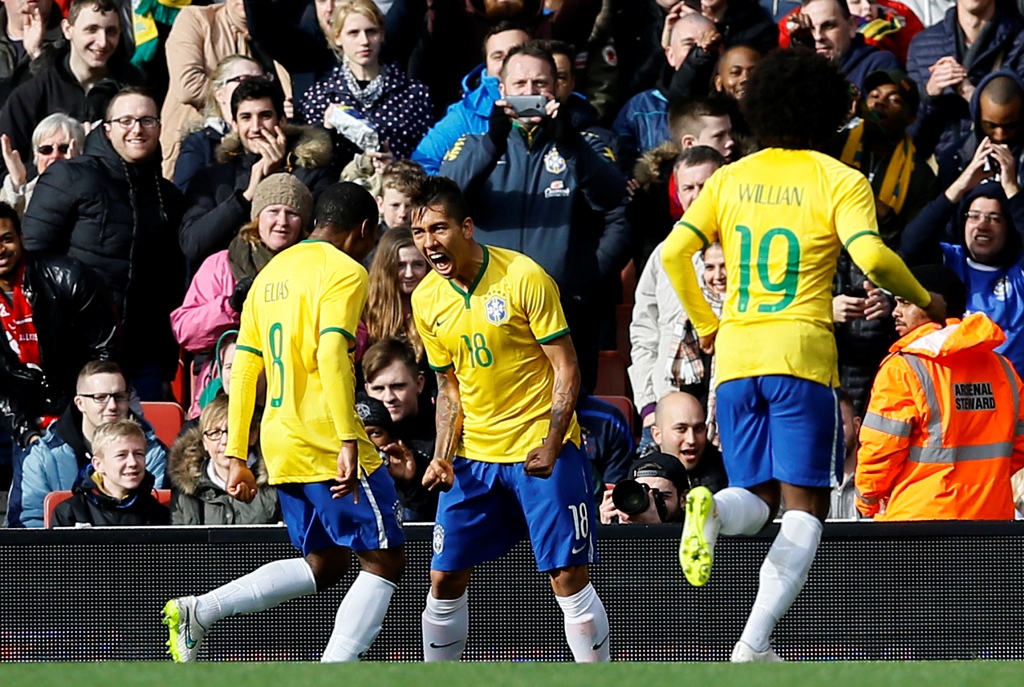 Roberto Firmino (tengah) merayakan gol ke gawang Cile yang membawa Brasil menang 1-0 (Foto: AP Photo/Kirsty Wigglesworth)