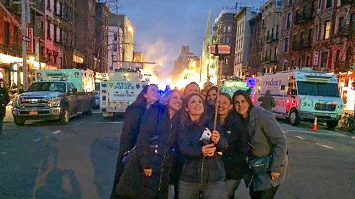 Selfie di Tempat Bencana, Orang Ini Dihujat di Media Sosial 