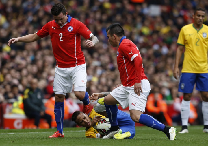 Gary Medel Balas Keluhan Neymar dengan Sindiran   