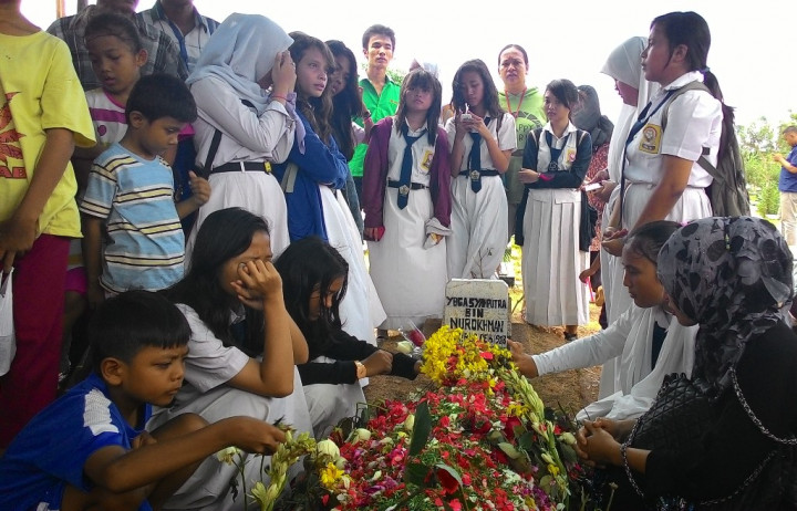 Pulang Sekolah, Pelajar Serbu Makam Olga