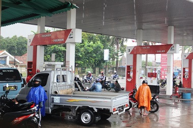 Tarif Angkot Naik Sepihak di Cirebon