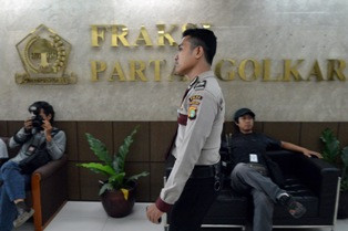 Fadli Zon, Sekjen DPR dan Golkar 2 Kubu Rapat Tertutup