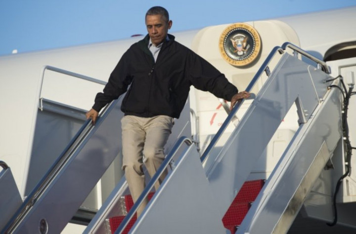 Turun dari Air Force One, Obama Hampir Terjatuh