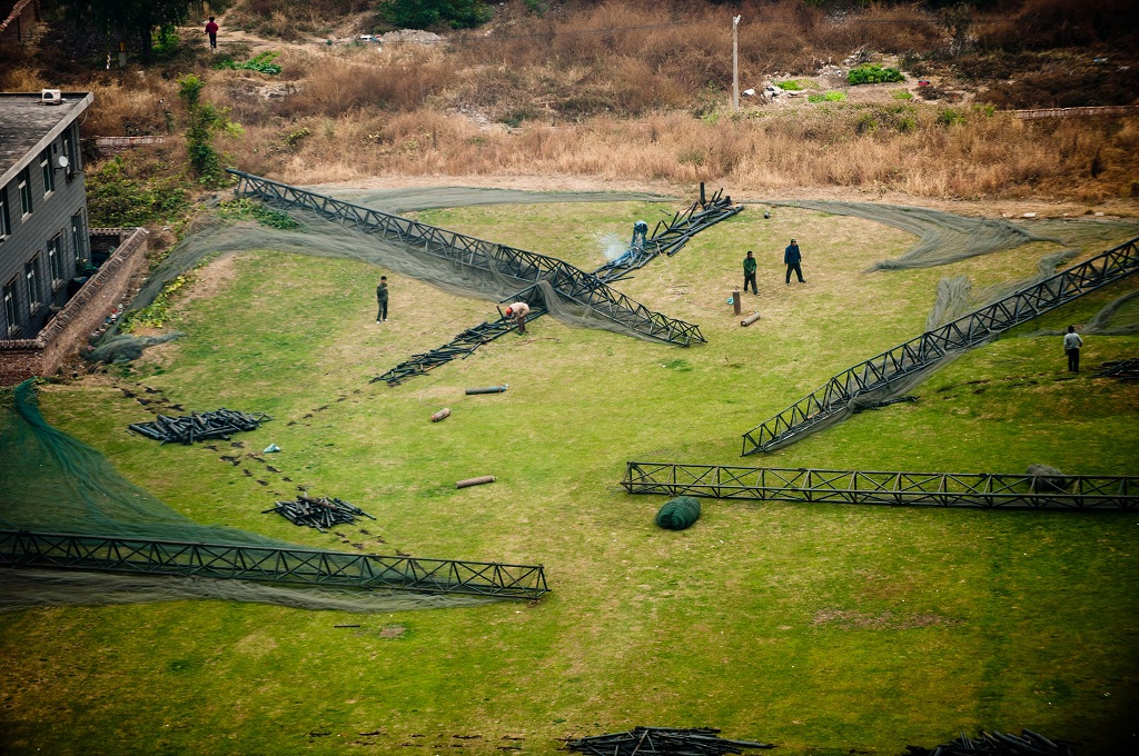 Petugas menghancurkan lapangan golf ilegal di Beijing, Tiongkok, pada 2011 -- AFP / STR