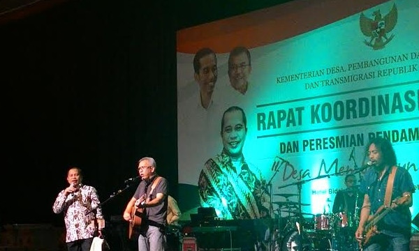 Iwan Fals berduet dengan Mendes PDTT Marwan Jafar. (foto: Pelangi)