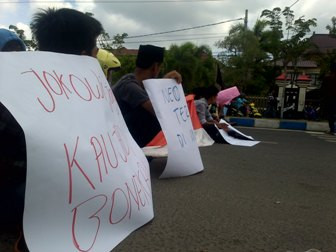 Harga BBM Naik, Mahasiswa Bangkalan Blokade Jalan