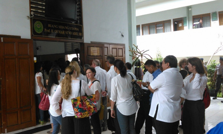 Sidang Vonis, 2 Guru JIS Diyakini Bebas