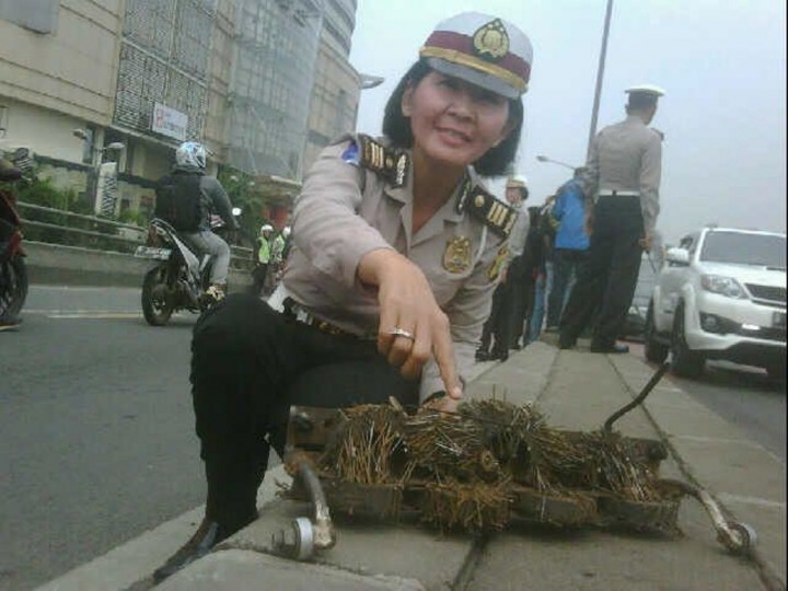 Polisi dan Komunitas Saber Pungut 13 Kg Ranjau Paku  